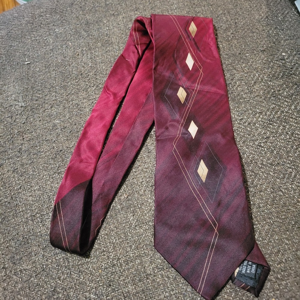 Di‎ Capri Collection Men's Tie Burgundy Red Geometric Diamond Handmade Necktie